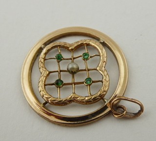 ZLACENÝ PŘÍVĚSEK SE ZELENÝMI KAMÍNKY A PERLIČKOU