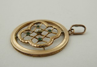 ZLACENÝ PŘÍVĚSEK SE ZELENÝMI KAMÍNKY A PERLIČKOU