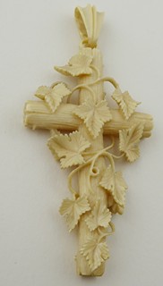 KŘÍŽ S LISTY - JEMNÁ ŘEZBA V KOSTI