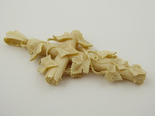 KŘÍŽ S LISTY - JEMNÁ ŘEZBA V KOSTI