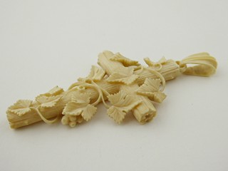 KŘÍŽ S LISTY - JEMNÁ ŘEZBA V KOSTI