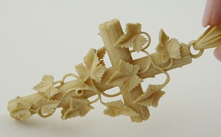 KŘÍŽ S LISTY - JEMNÁ ŘEZBA V KOSTI