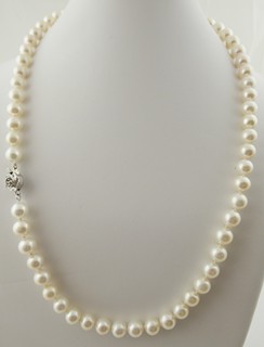 NÁHRDELNÍK ZE SLADKOVODNÍCH PEREL