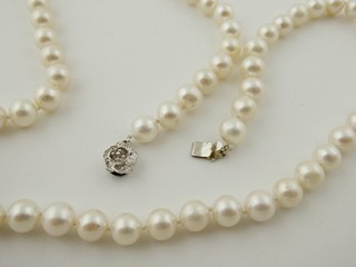 NÁHRDELNÍK ZE SLADKOVODNÍCH PEREL