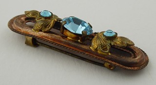 BROŽ SE SVĚTLE MODRÝMI SKLENĚNÝMI AKVAMARÍNY