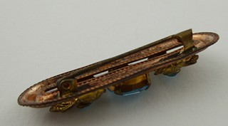 BROŽ SE SVĚTLE MODRÝMI SKLENĚNÝMI AKVAMARÍNY