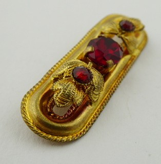 BROŽ SE SYNTETICKÝM RUBÍNEM A SKLENĚNÝMI KAMÍNKY