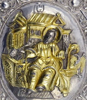 ZLACENÝ STŘÍBRNÝ RELIÉF S VÝJEVEM SVATÉHO JANA EVANGELISTY