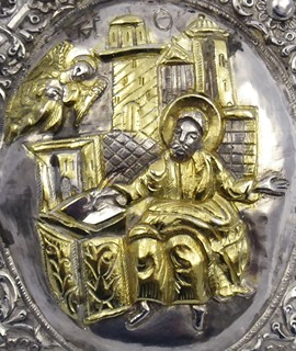 ZLACENÝ STŘÍBRNÝ RELIÉF S VÝJEVEM SVATÉHO MATOUŠE EVANGELISTY