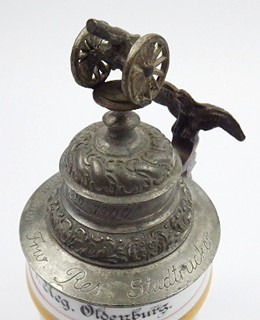 KORBEL VOJÍNA DĚLOSTŘELECKÉ POSÁDKY V OLDENBURGU