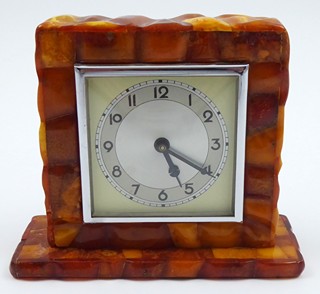 STOLNÍ HODINY S PŘÍRODNÍM JANTAREM