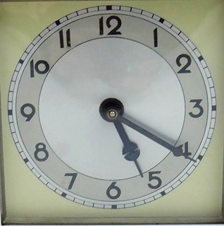 STOLNÍ HODINY S PŘÍRODNÍM JANTAREM