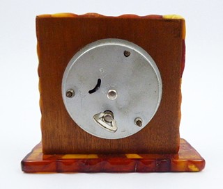 STOLNÍ HODINY S PŘÍRODNÍM JANTAREM