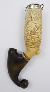 VĚTŠÍ DÝMKA S MYSLIVCEM A JELENEM - STŘÍBRO, SEPIOLIT, ROHOVINA