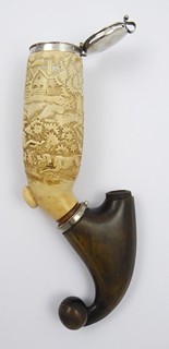 VĚTŠÍ DÝMKA S MYSLIVCEM A JELENEM - STŘÍBRO, SEPIOLIT, ROHOVINA