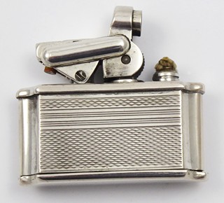 MALÝ STŘÍBRNÝ ZAPALOVAČ