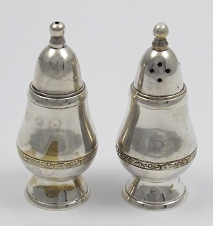 STŘÍBŘENÉ STOLNÍ NÁDOBKY