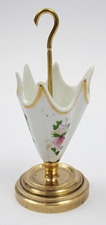 MOSAZNÝ STOJÁNEK NA PÁRÁTKA S PORCELÁNEM