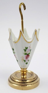 MOSAZNÝ STOJÁNEK NA PÁRÁTKA S PORCELÁNEM