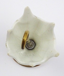 MOSAZNÝ STOJÁNEK NA PÁRÁTKA S PORCELÁNEM