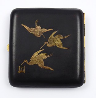 JAPONSKÁ TABATĚRKA S HOROU FUJI, PAGODOU A JEŘÁBY - PERIODA MEIJI (MEIDŽI), KOMAI