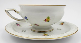 PHILIPP ROSENTHAL (1855-1937) - ČAJOVÝ ŠÁLEK S KVĚTINOVÝM VĚNEČKEM - ROSENTHAL, MARIA