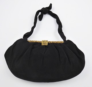 ČERNÁ SEMIŠOVÁ KABELKA S MOSAZNOU APLIKACÍ