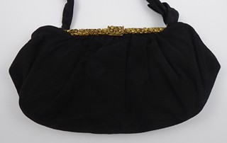 ČERNÁ SEMIŠOVÁ KABELKA S MOSAZNOU APLIKACÍ