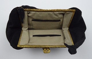 ČERNÁ SEMIŠOVÁ KABELKA S MOSAZNOU APLIKACÍ