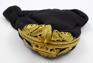 PLESOVÁ SUBTILNÍ LÁTKOVÁ KABELKA S APLIKACÍ ZE ŽLUTÉHO KOVU