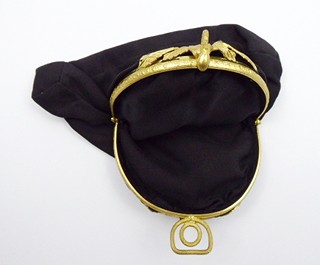 PLESOVÁ SUBTILNÍ LÁTKOVÁ KABELKA S APLIKACÍ ZE ŽLUTÉHO KOVU