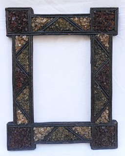 ZAJÍMAVÝ DŘEVĚNÝ RÁMEČEK VYKLÁDANÝ SKLENĚNÝMI KAMÍNKY