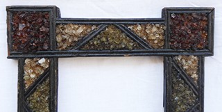 ZAJÍMAVÝ DŘEVĚNÝ RÁMEČEK VYKLÁDANÝ SKLENĚNÝMI KAMÍNKY