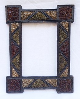 ZAJÍMAVÝ DŘEVĚNÝ RÁMEČEK VYKLÁDANÝ SKLENĚNÝMI KAMÍNKY