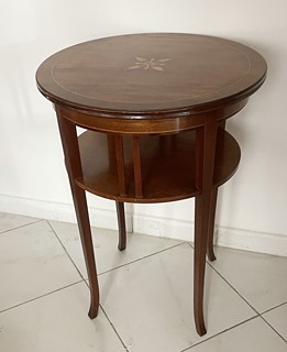 KULATÝ STOLEK S INTARZIÍ