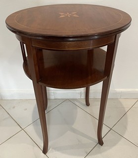 KULATÝ STOLEK S INTARZIÍ