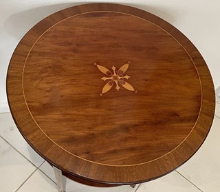 KULATÝ STOLEK S INTARZIÍ