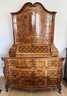 BAROKNÍ SEKRETÁŘ S INTARZIÍ A ŘEZBOU