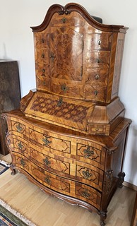 BAROKNÍ SEKRETÁŘ S INTARZIÍ A ŘEZBOU