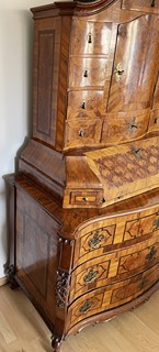 BAROKNÍ SEKRETÁŘ S INTARZIÍ A ŘEZBOU