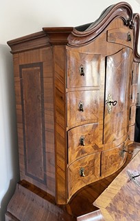 BAROKNÍ SEKRETÁŘ S INTARZIÍ A ŘEZBOU