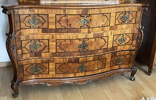 BAROKNÍ SEKRETÁŘ S INTARZIÍ A ŘEZBOU