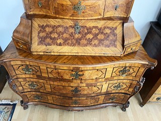 BAROKNÍ SEKRETÁŘ S INTARZIÍ A ŘEZBOU