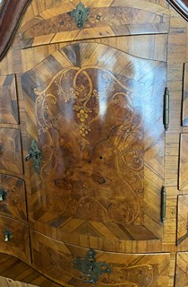 BAROKNÍ SEKRETÁŘ S INTARZIÍ A ŘEZBOU