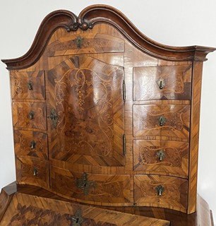 BAROKNÍ SEKRETÁŘ S INTARZIÍ A ŘEZBOU