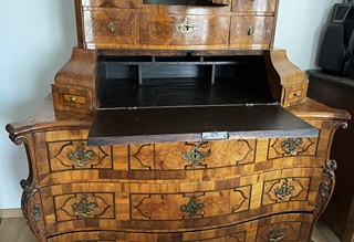 BAROKNÍ SEKRETÁŘ S INTARZIÍ A ŘEZBOU