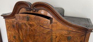 BAROKNÍ SEKRETÁŘ S INTARZIÍ A ŘEZBOU