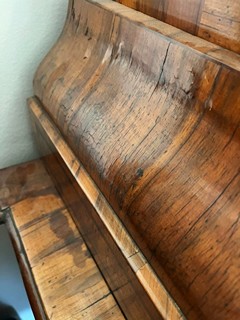 BAROKNÍ SEKRETÁŘ S INTARZIÍ A ŘEZBOU