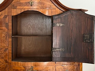 BAROKNÍ SEKRETÁŘ S INTARZIÍ A ŘEZBOU