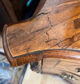 BAROKNÍ SEKRETÁŘ S INTARZIÍ A ŘEZBOU